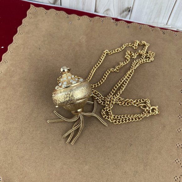 Fabulous Vintage vintage Swiss made Taylorette Pendant watch with Faux Pearls - Picture 9 of 9